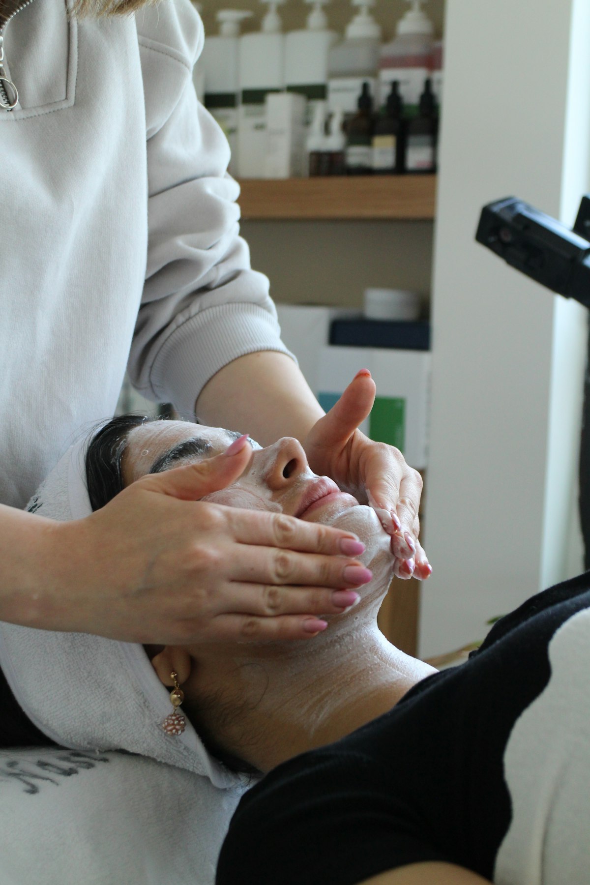 Cosmetóloga aplicando tratamiento facial en Lima