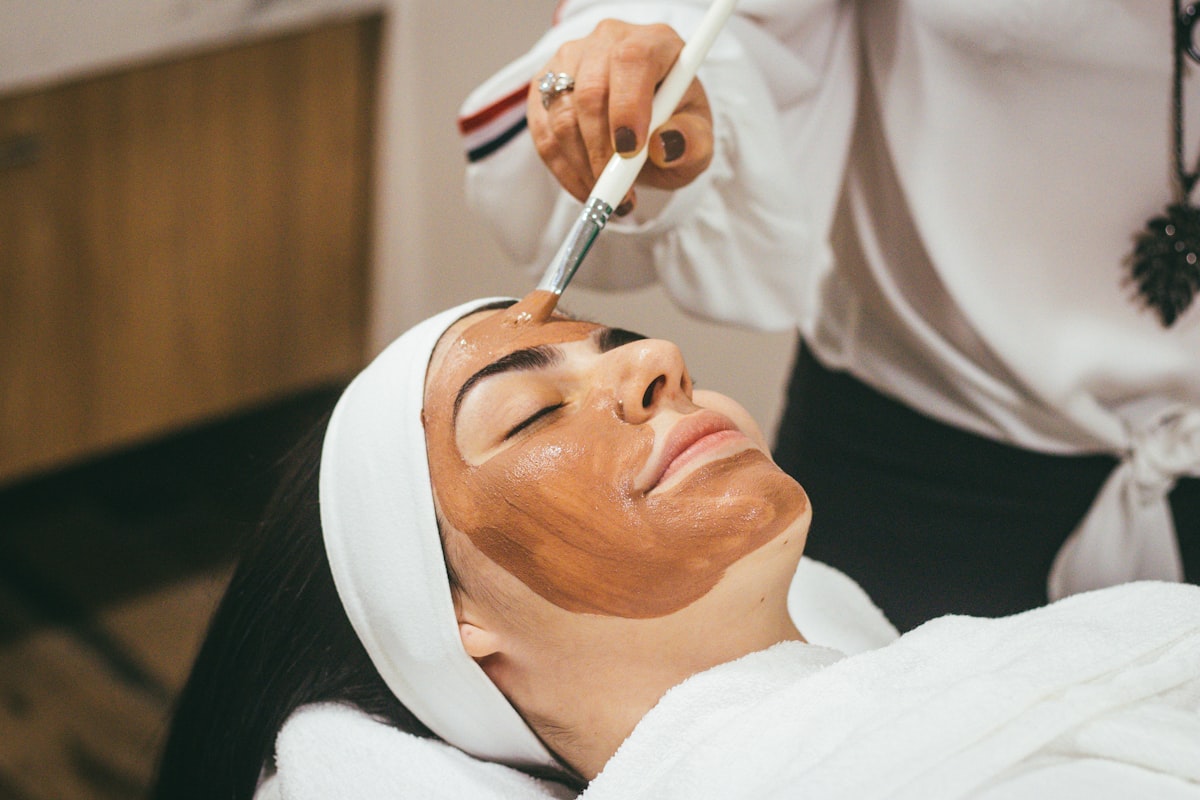 Aplicación de tratamiento facial en Estética Madeleine, Lima